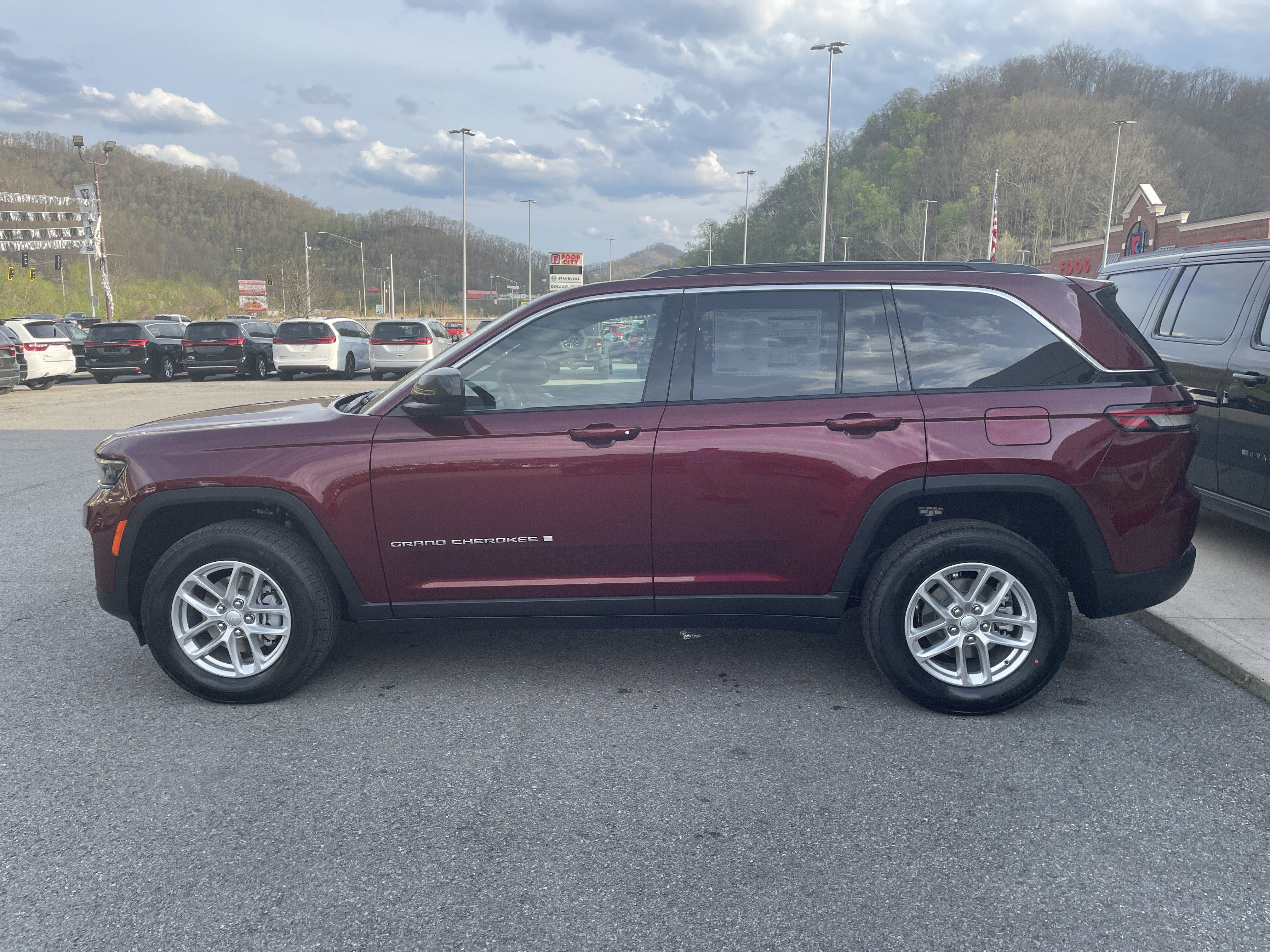 2026 Jeep Grand Cherokee GRAND CHEROKEE LAREDO X 4X4