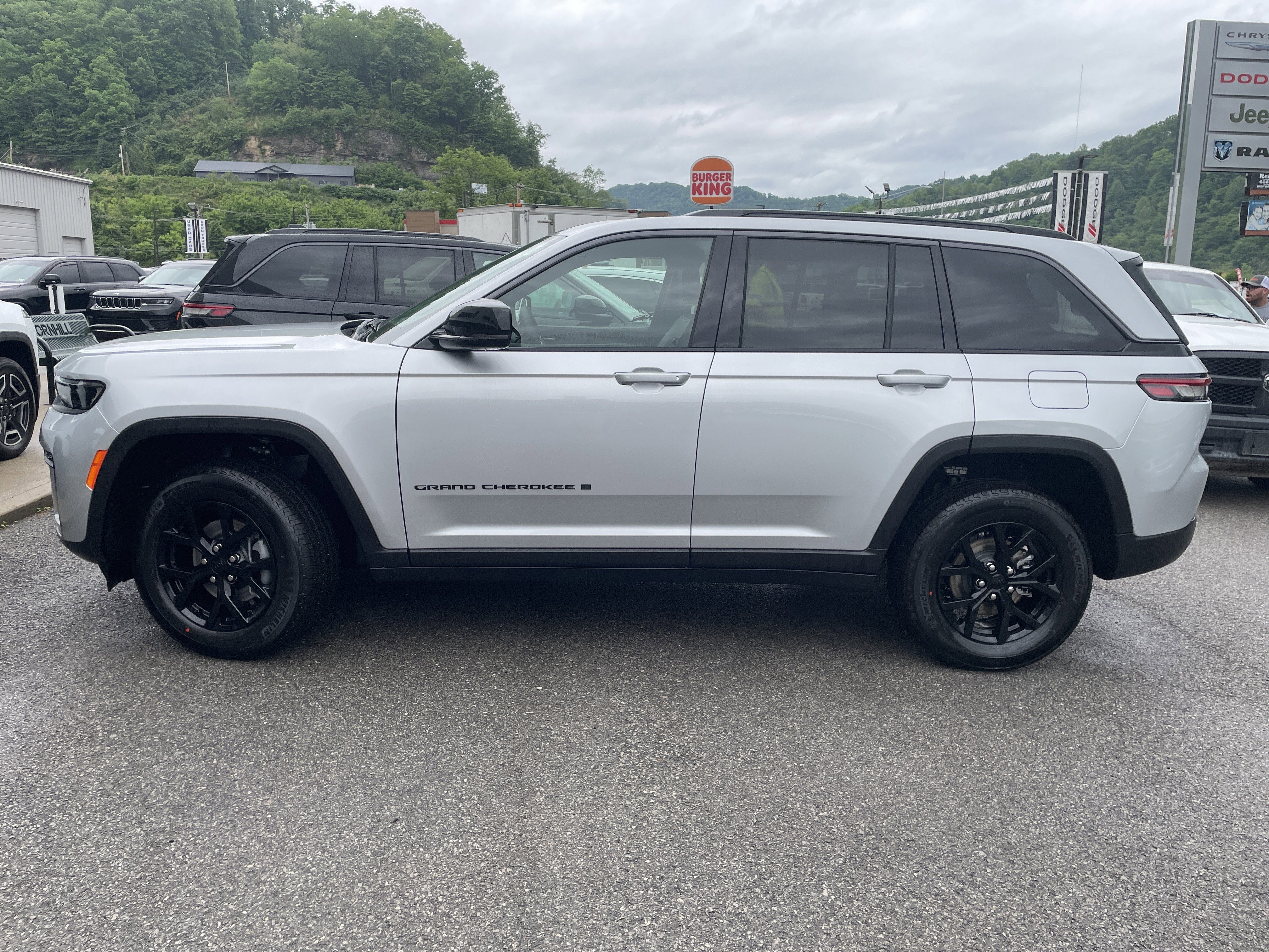 2026 Jeep Grand Cherokee GRAND CHEROKEE LAREDO ALTITUDE 4X4