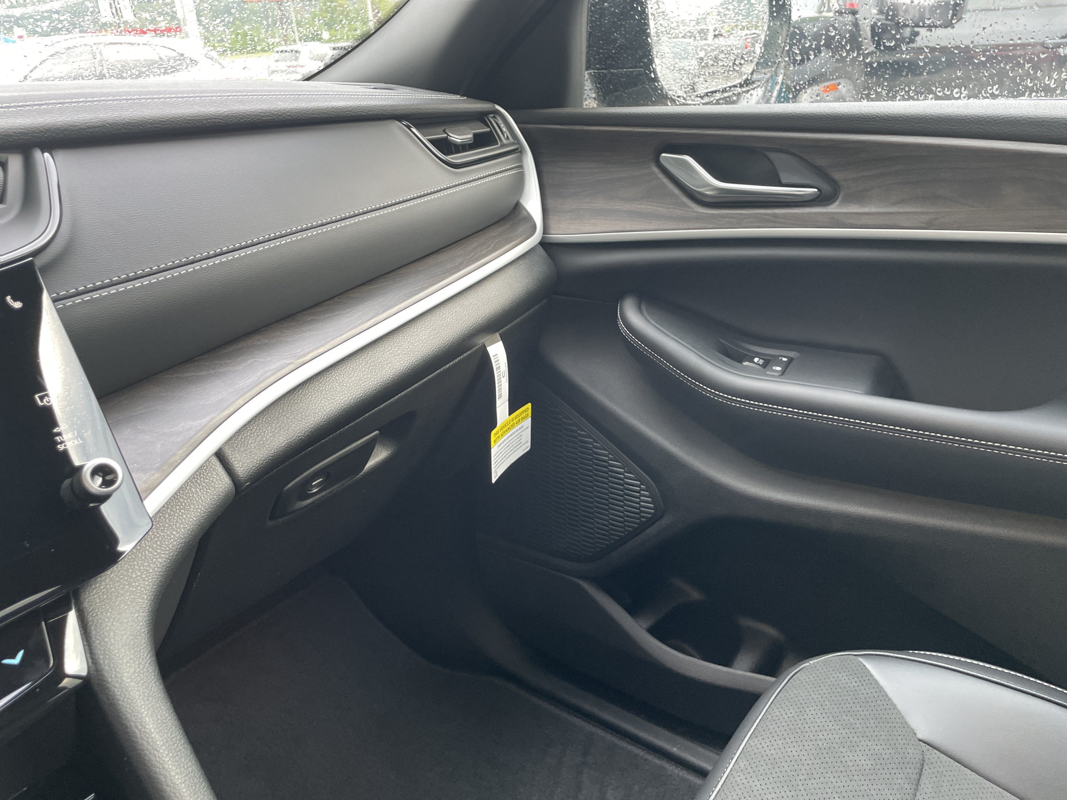 2027 Jeep Grand Cherokee Laredo Altitude