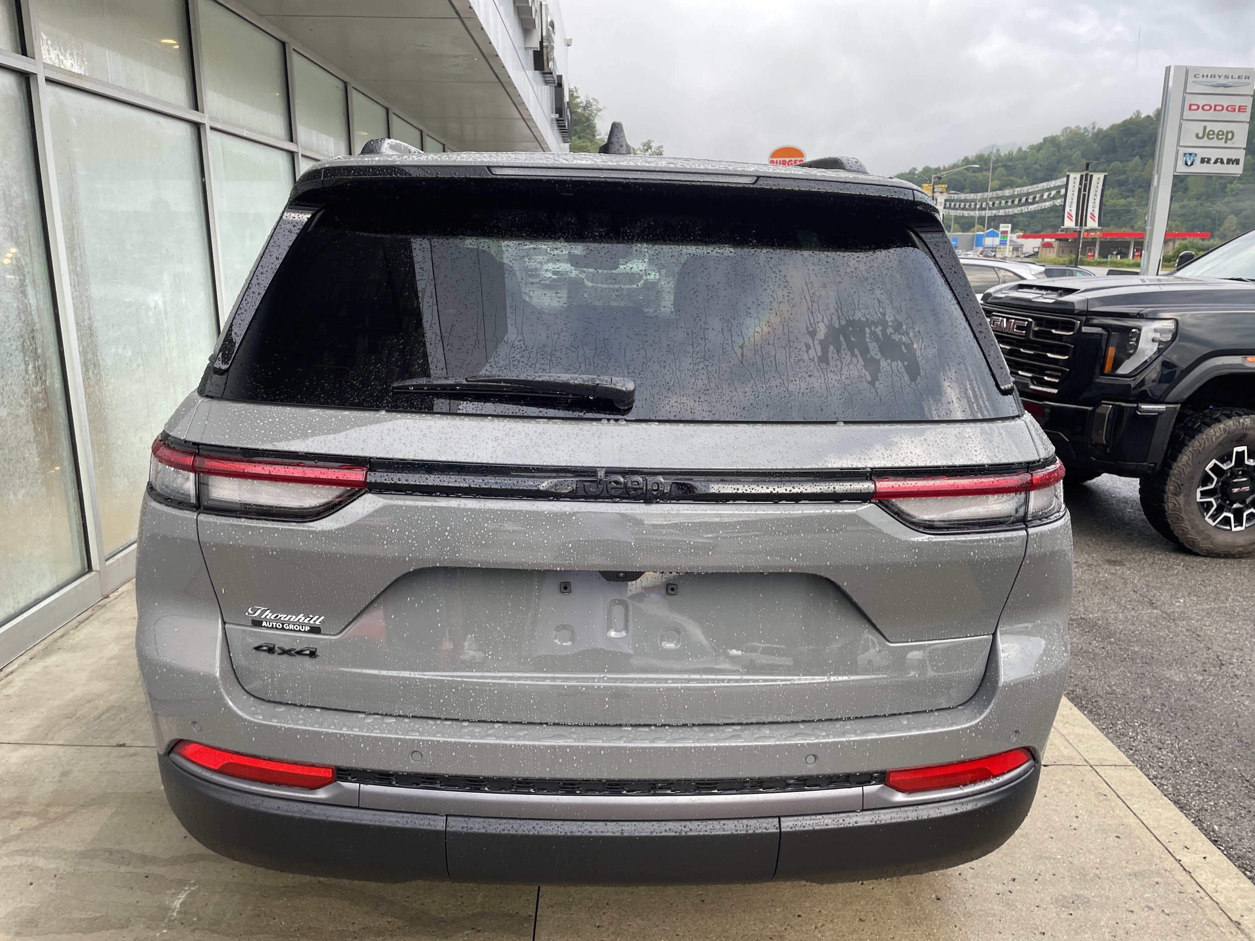 2027 Jeep Grand Cherokee Laredo Altitude