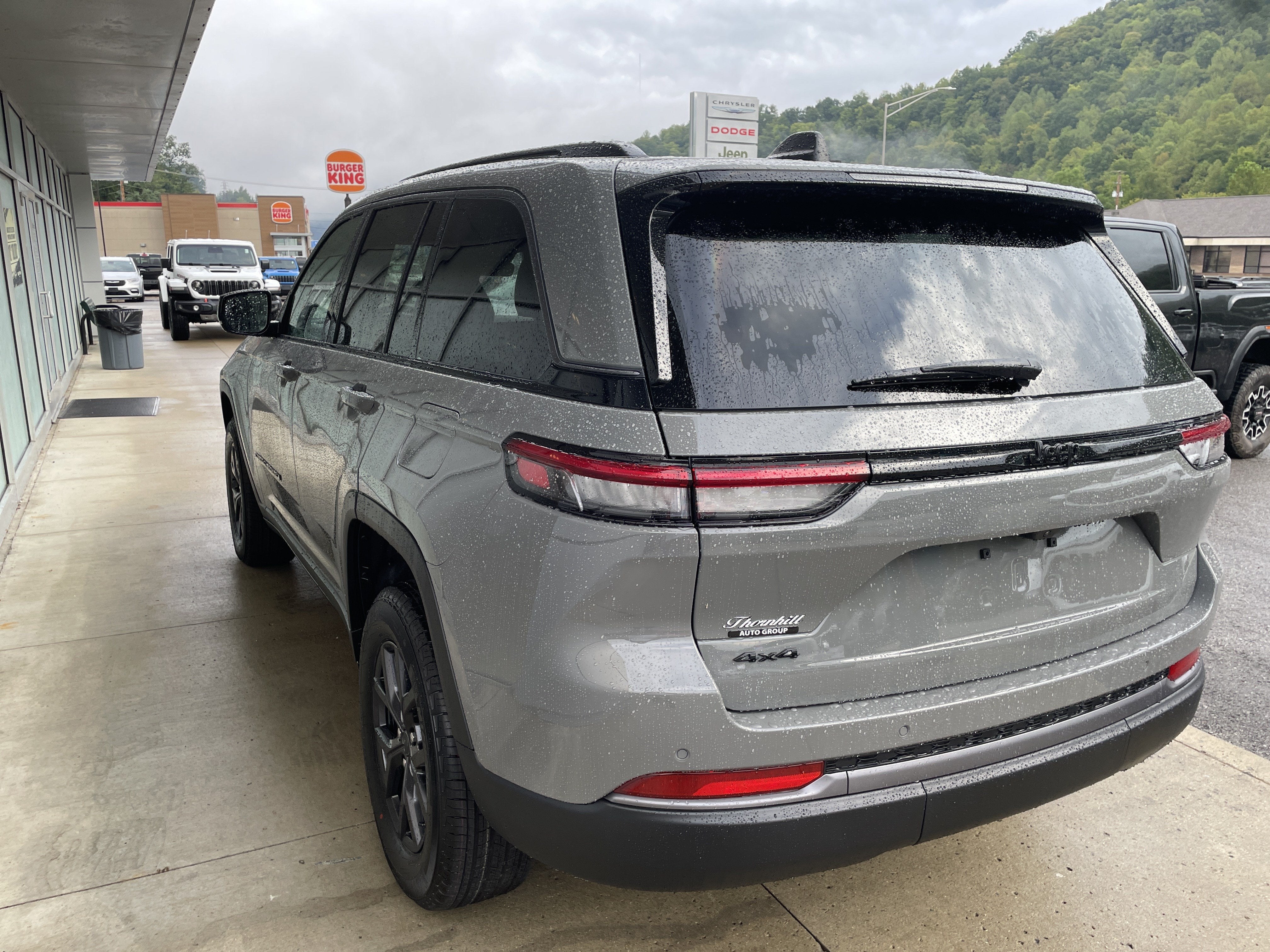 2027 Jeep Grand Cherokee Laredo Altitude