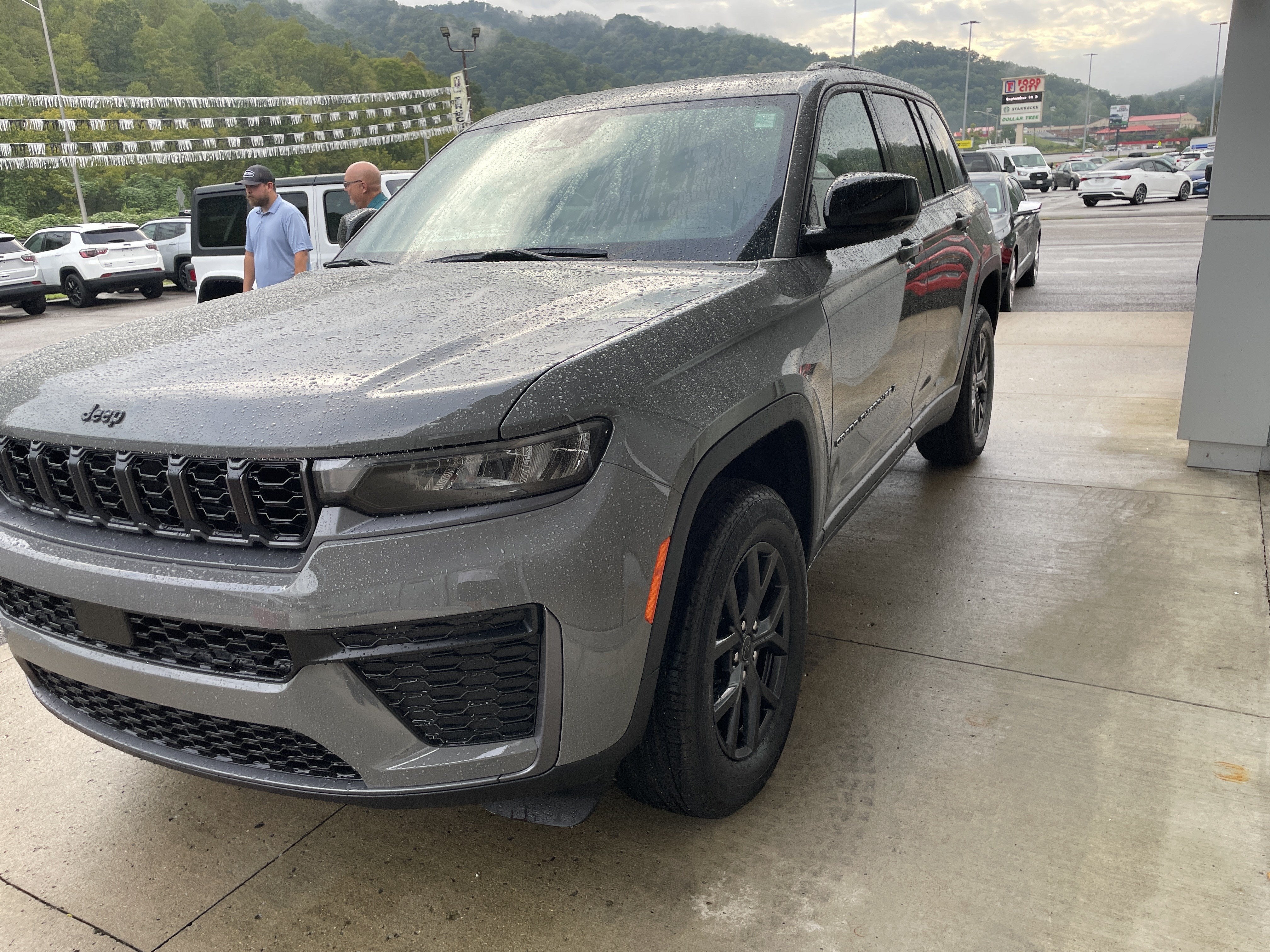 2027 Jeep Grand Cherokee Laredo Altitude