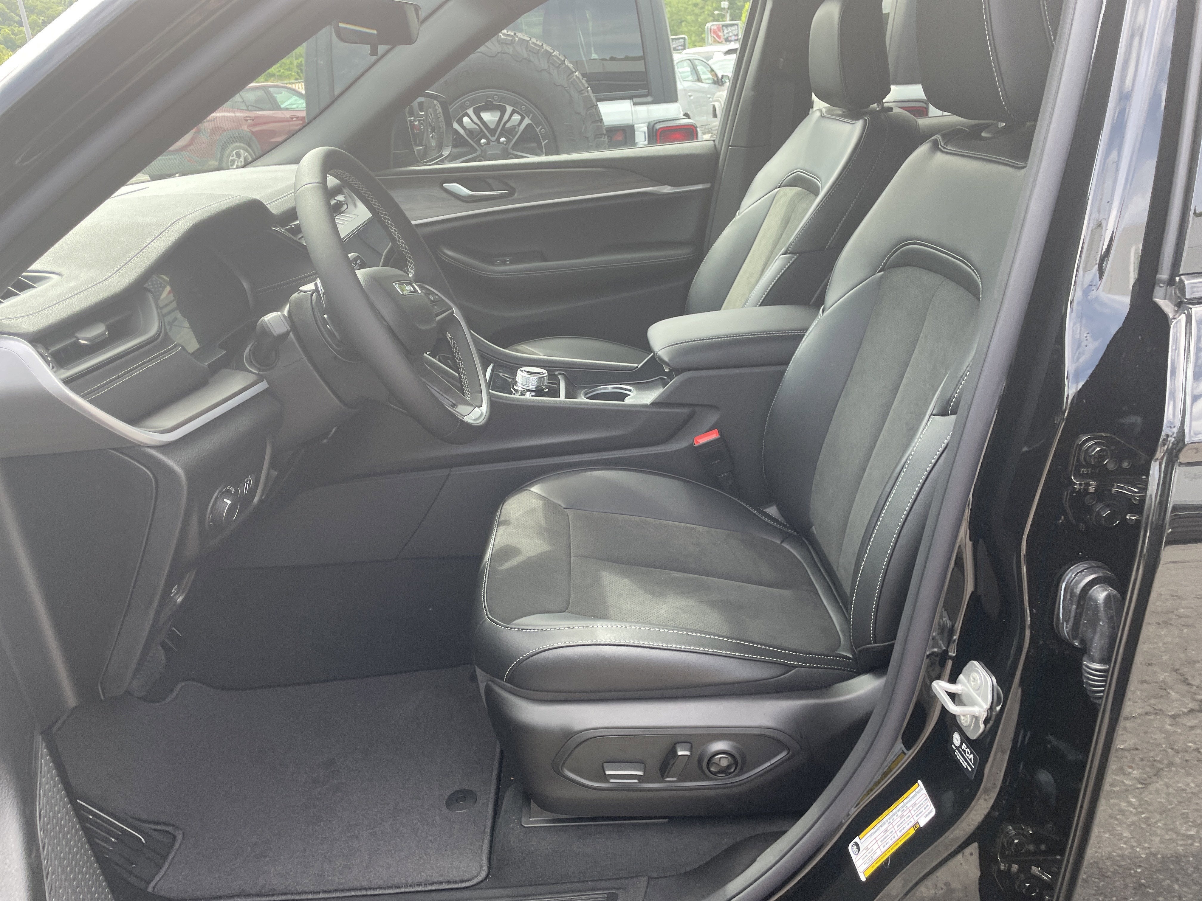 2026 Jeep Grand Cherokee GRAND CHEROKEE L LAREDO ALTITUDE 4X4