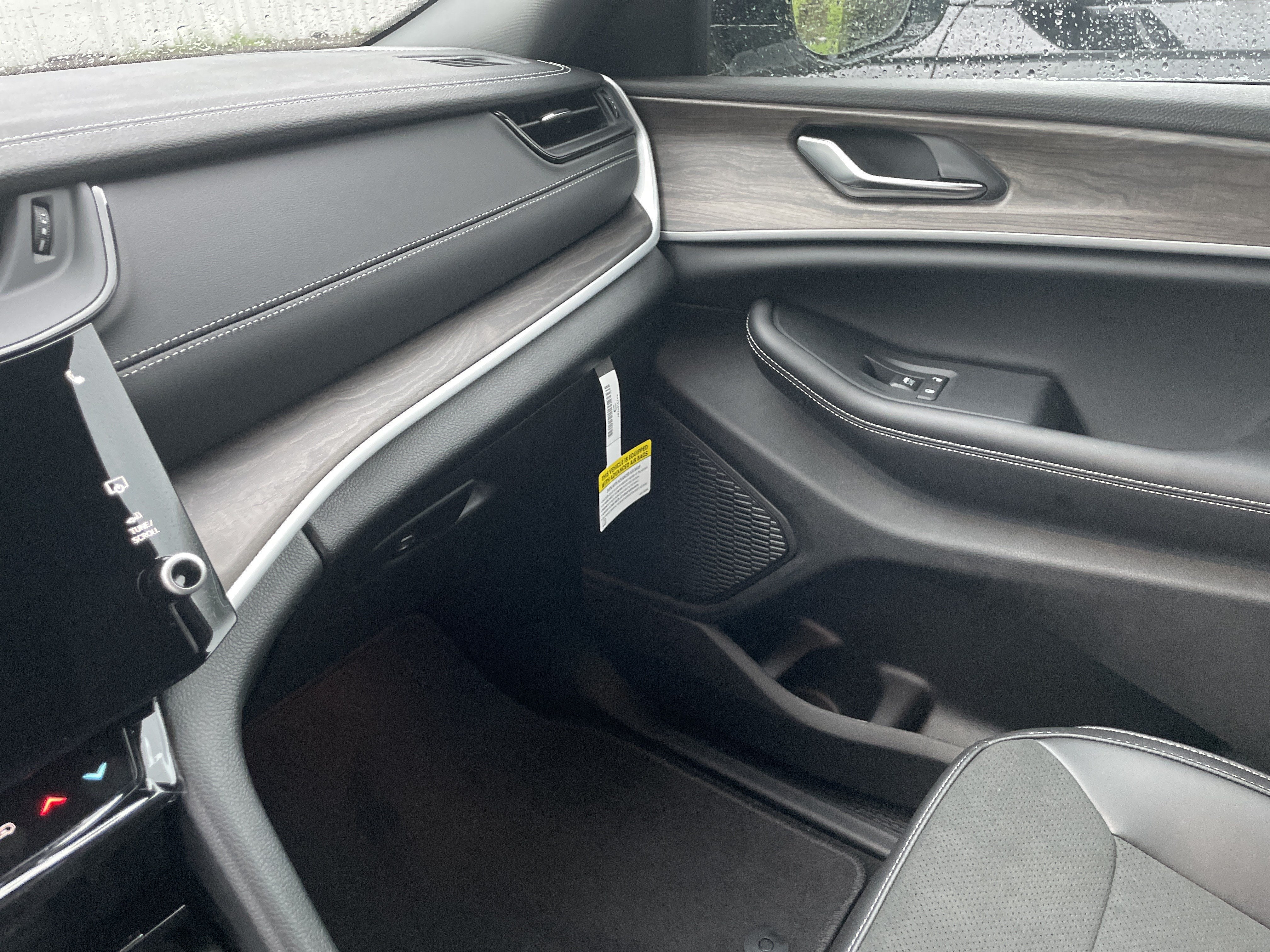 2027 Jeep Grand Cherokee Laredo Altitude