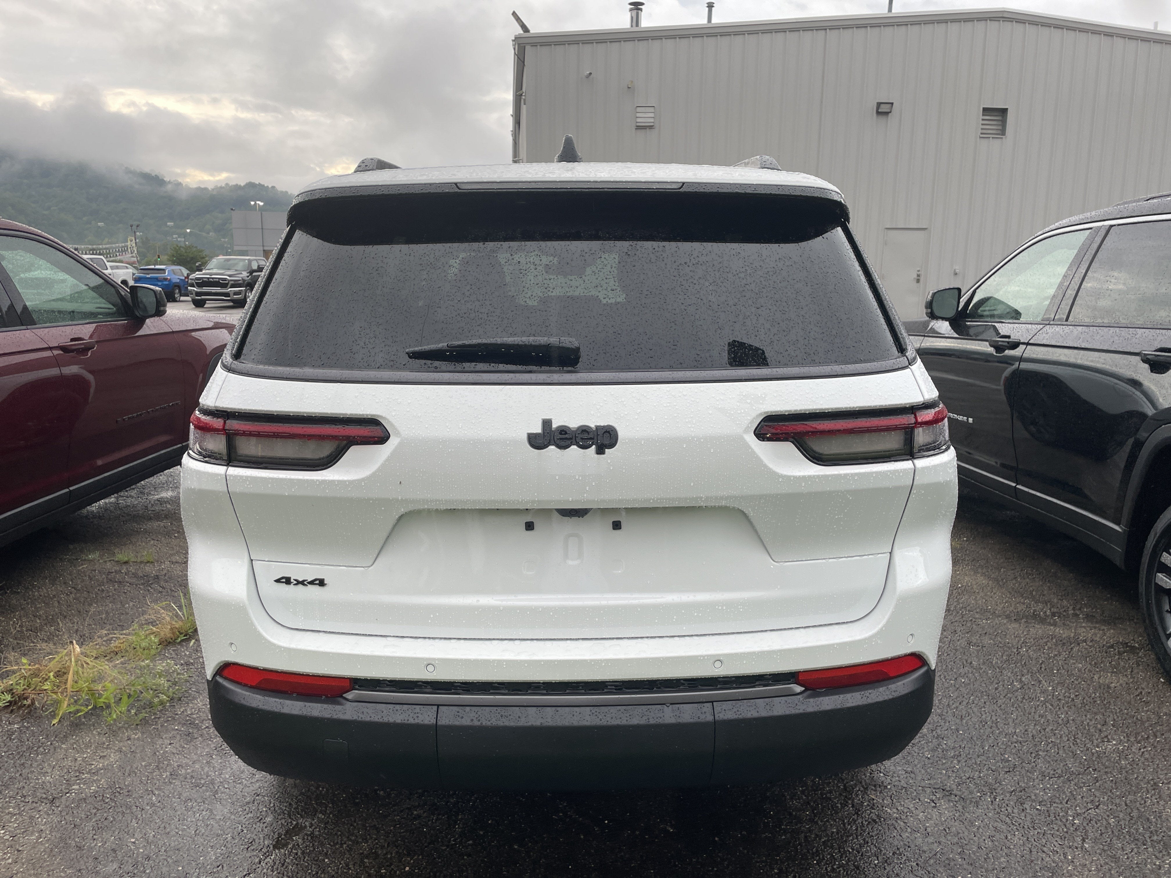 2027 Jeep Grand Cherokee Laredo Altitude