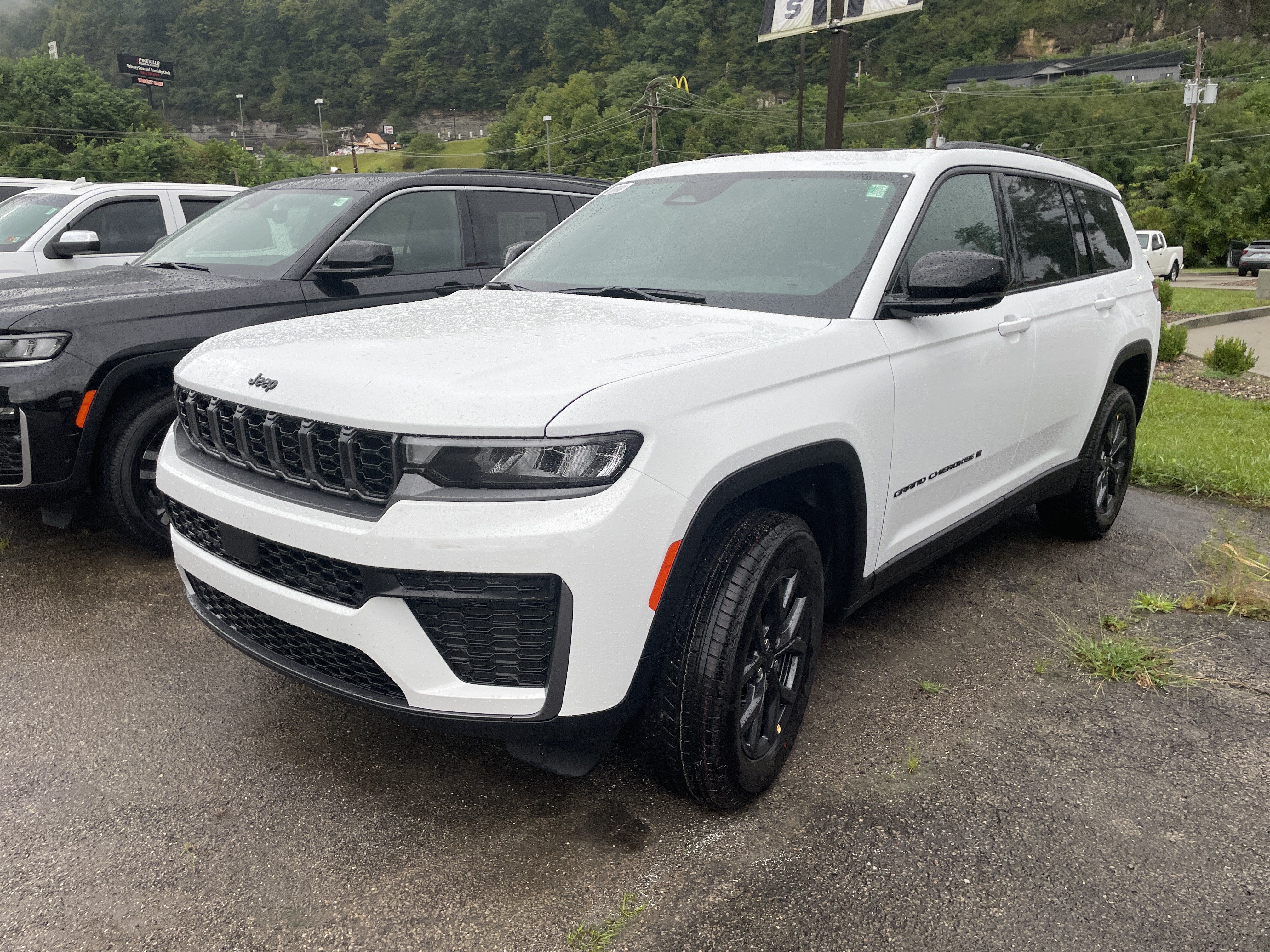 2027 Jeep Grand Cherokee Laredo Altitude