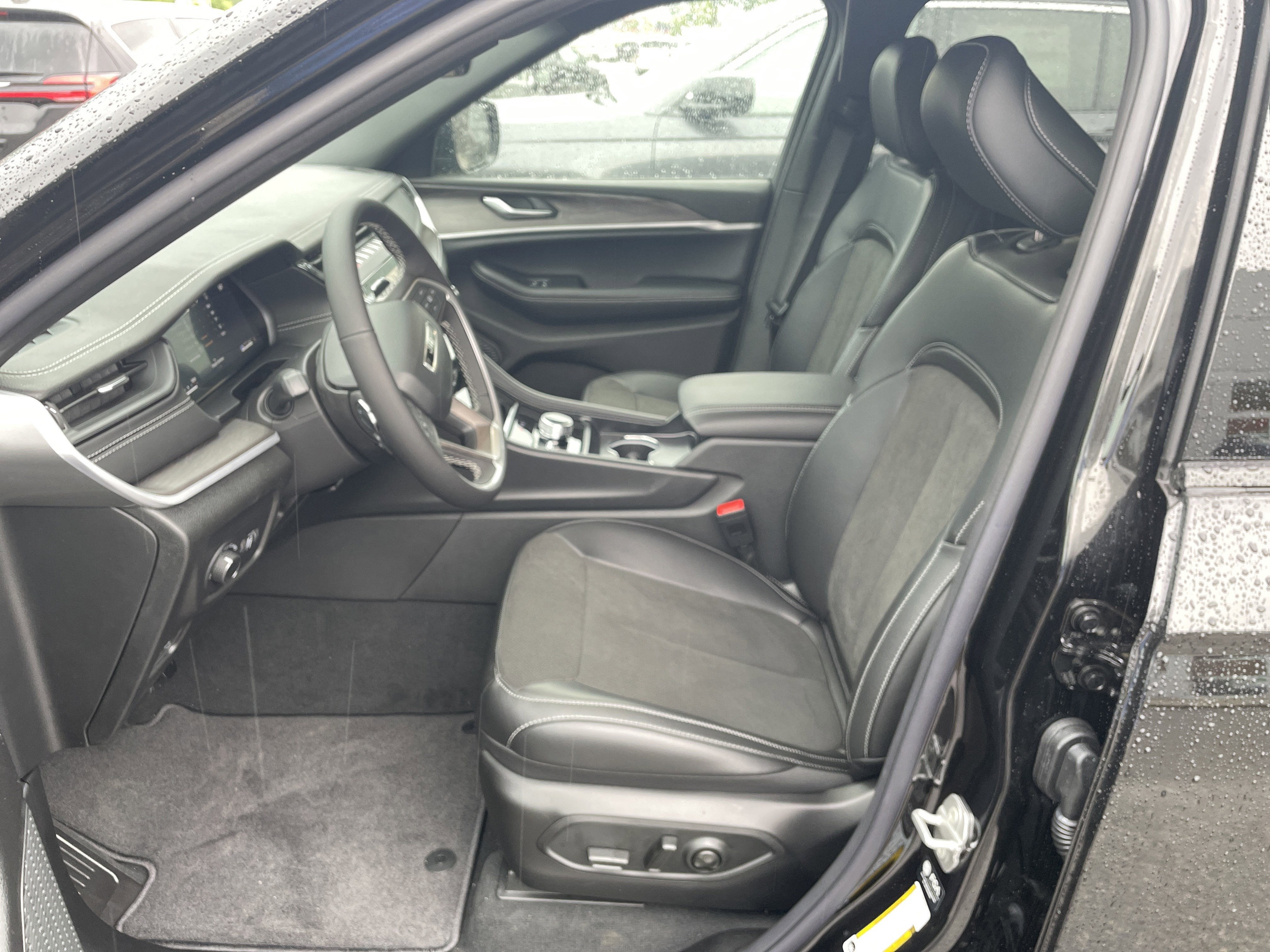2026 Jeep Grand Cherokee GRAND CHEROKEE L LAREDO ALTITUDE 4X4