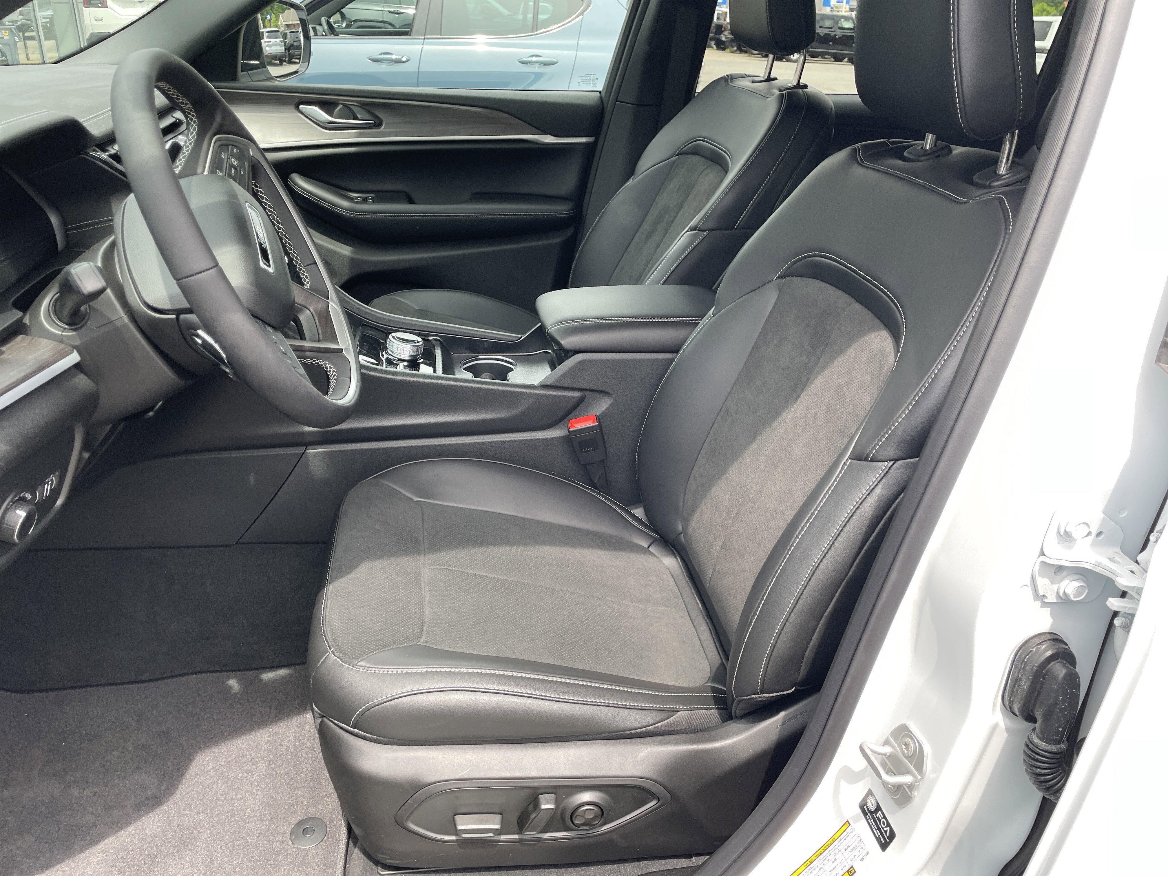 2026 Jeep Grand Cherokee GRAND CHEROKEE L LAREDO ALTITUDE 4X4