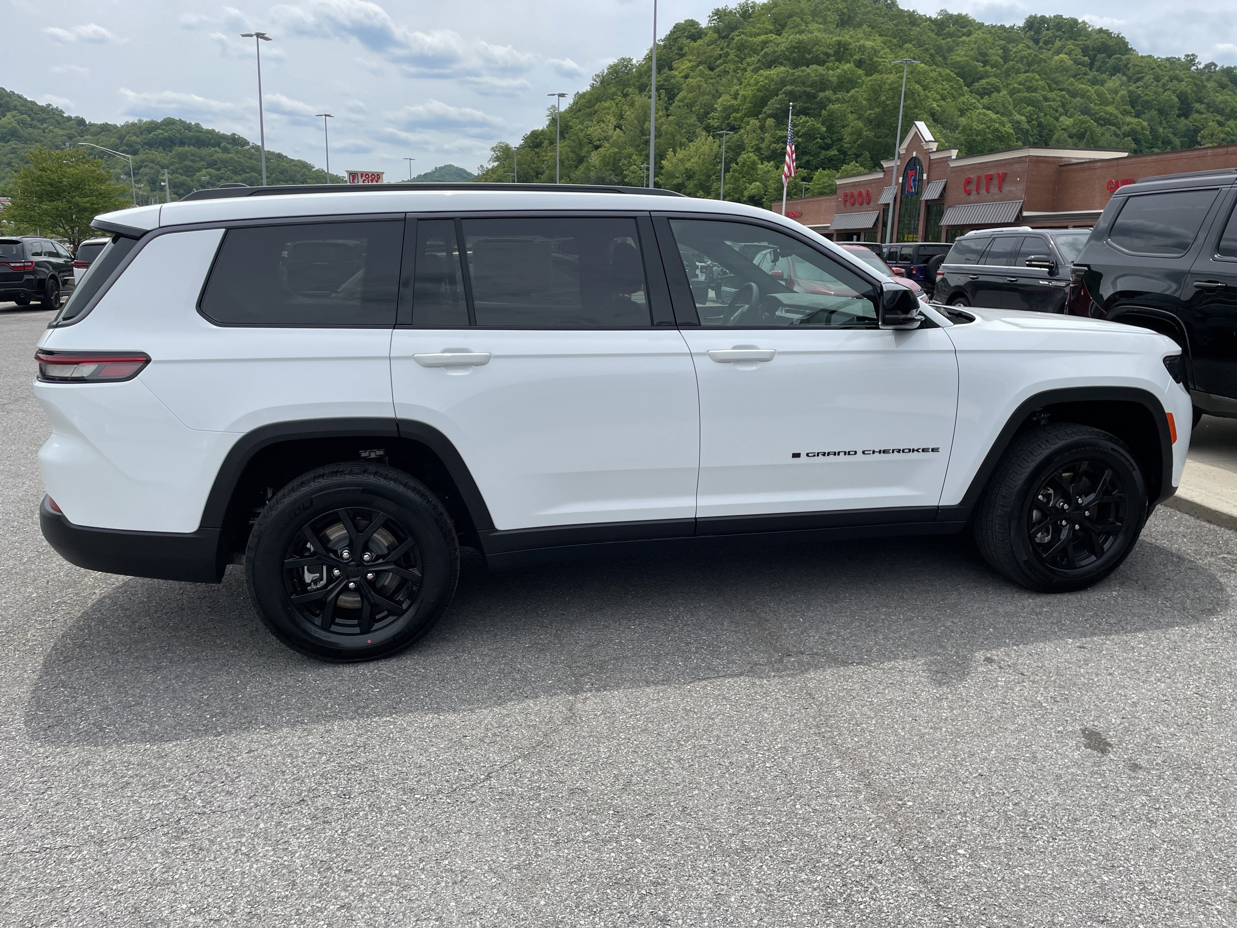 2026 Jeep Grand Cherokee GRAND CHEROKEE L LAREDO ALTITUDE 4X4