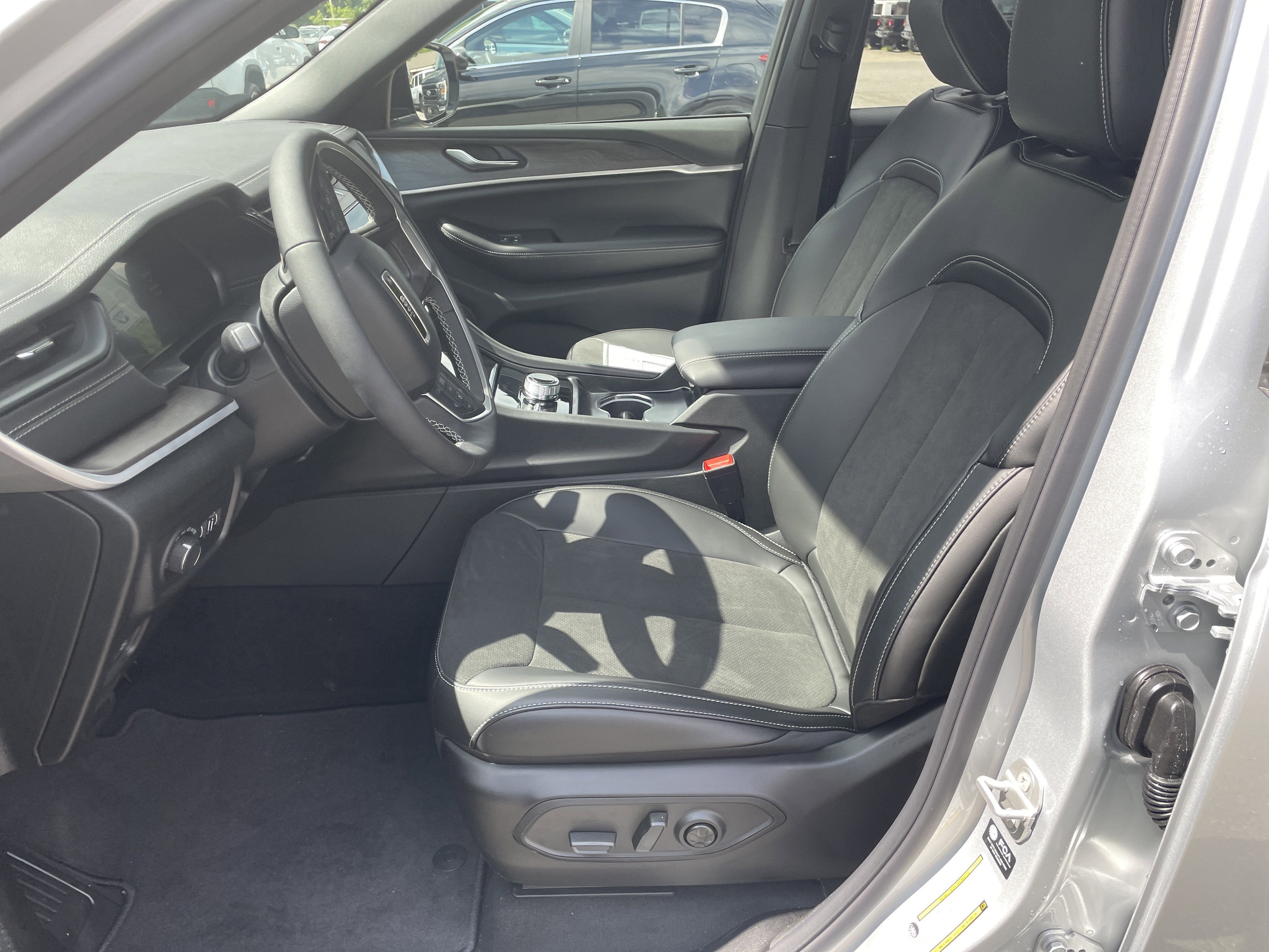 2026 Jeep Grand Cherokee GRAND CHEROKEE L LAREDO ALTITUDE 4X4