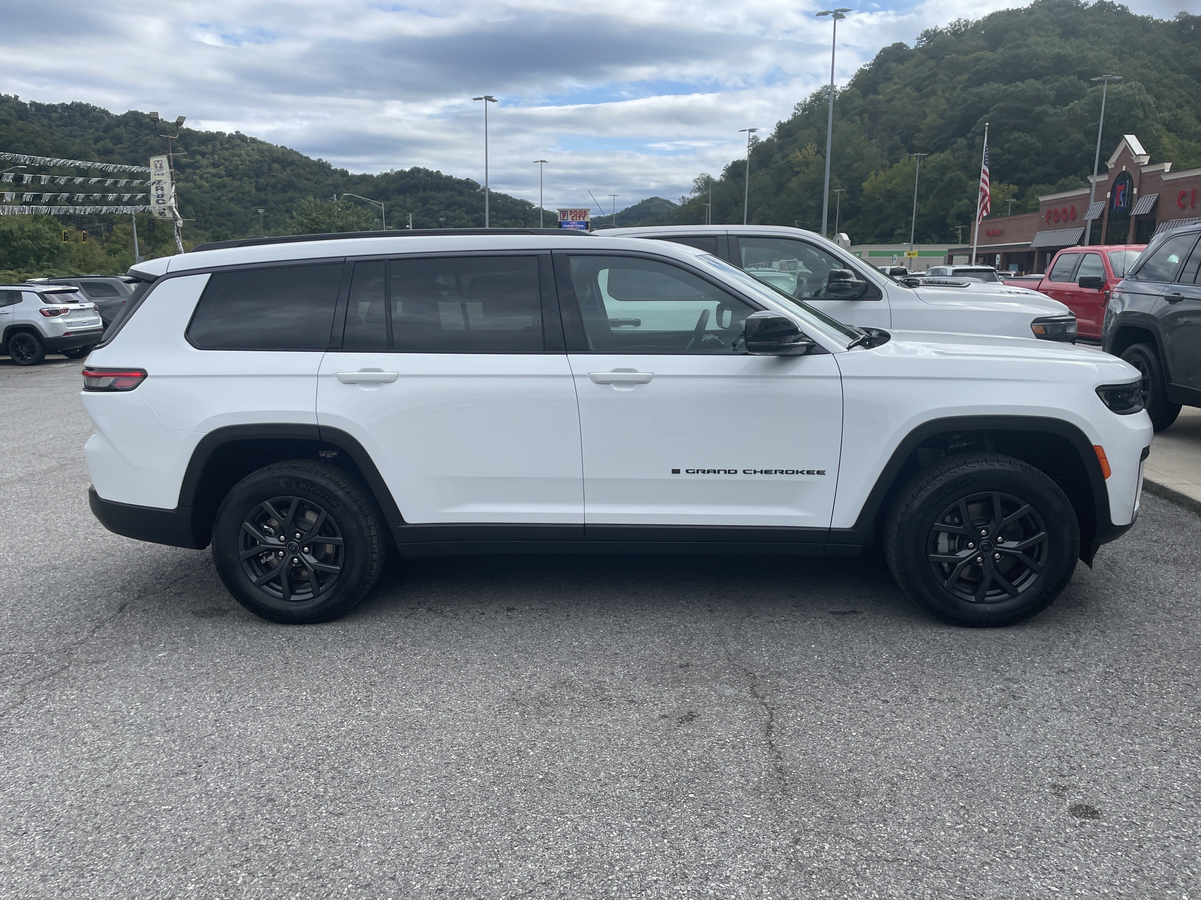 2027 Jeep Grand Cherokee GRAND CHEROKEE L LAREDO ALTITUDE 4X4