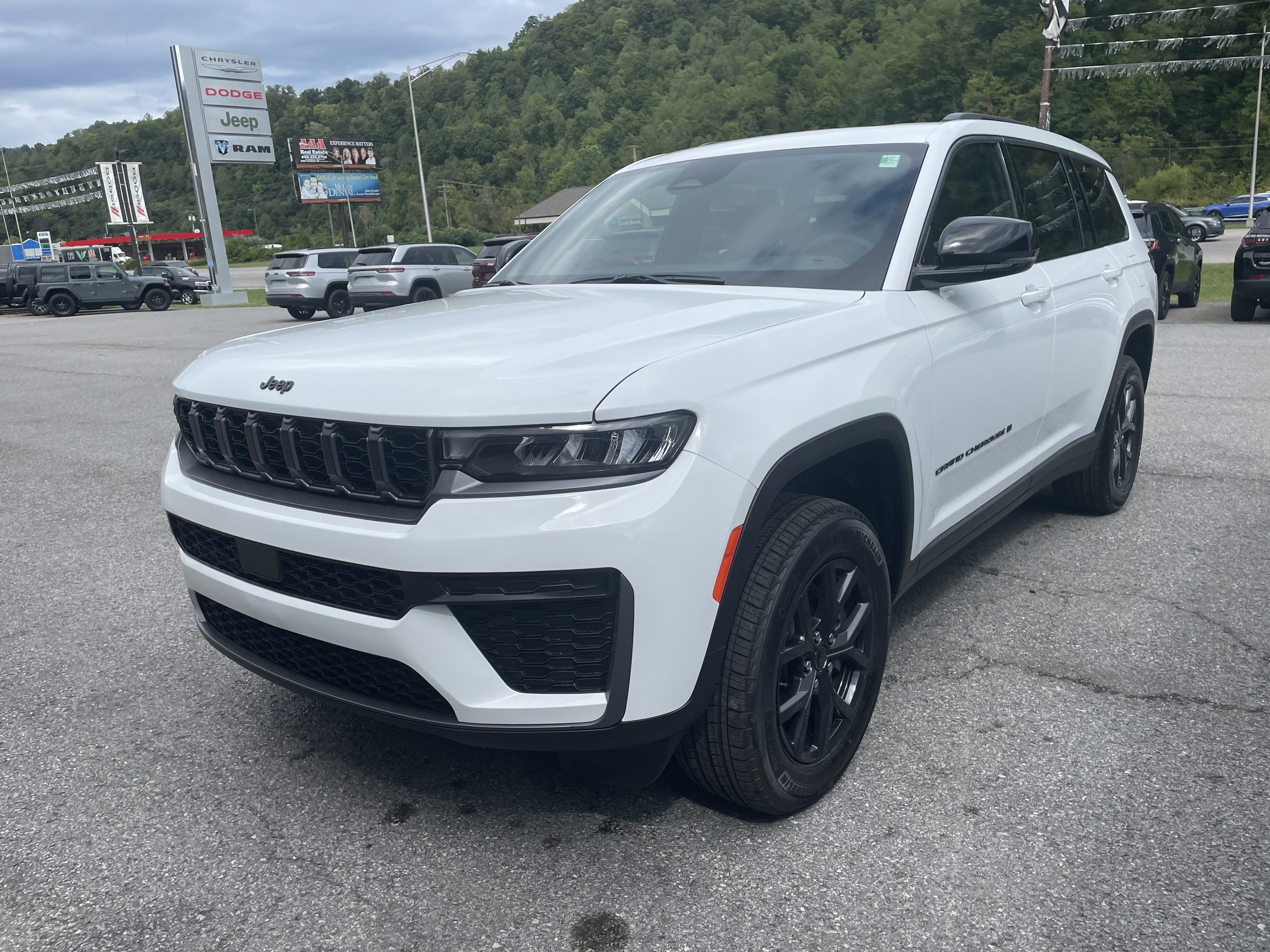 2027 Jeep Grand Cherokee GRAND CHEROKEE L LAREDO ALTITUDE 4X4
