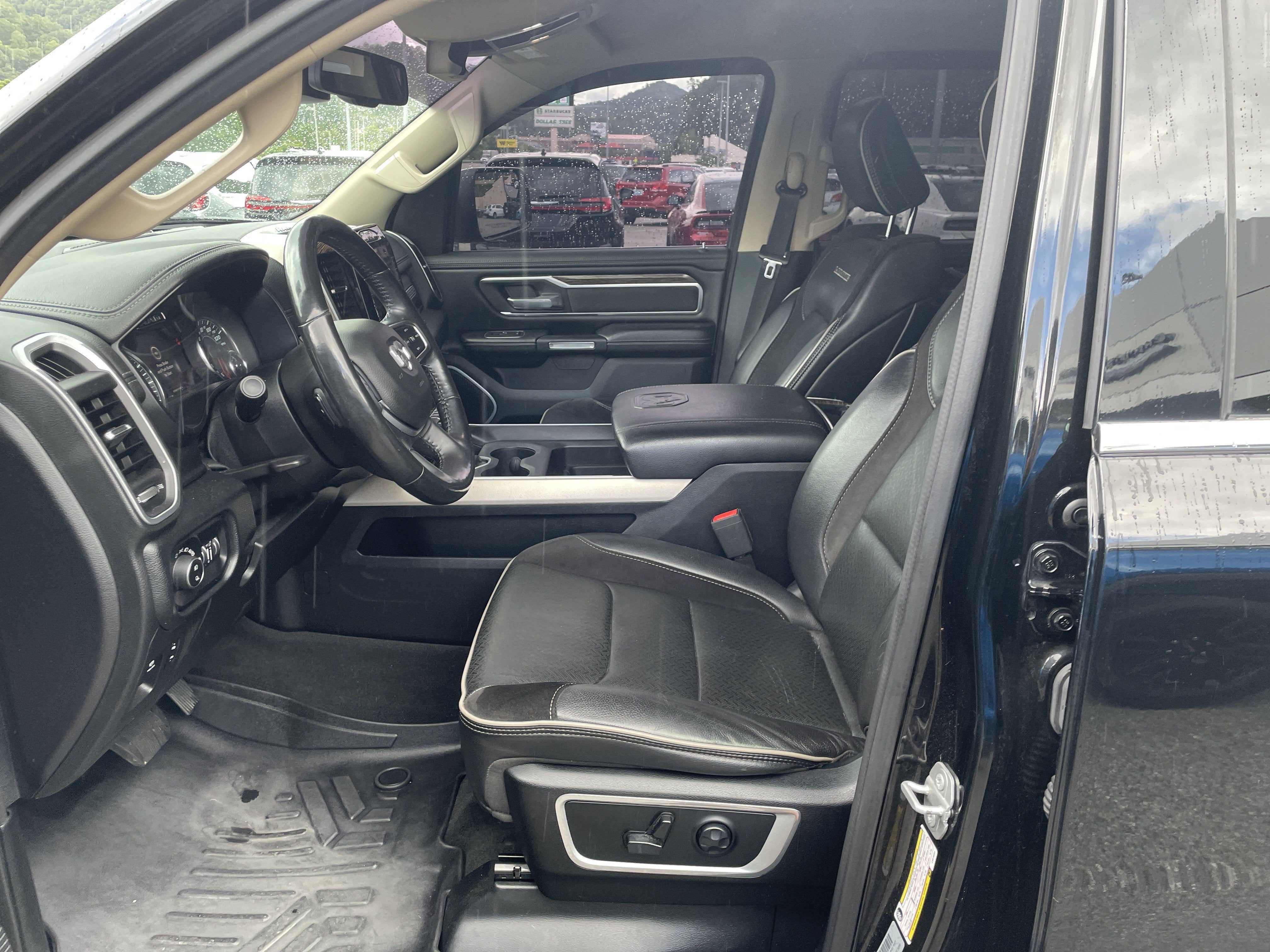 2020 RAM 1500 Laramie Crew Cab 4x4 5'7' Box
