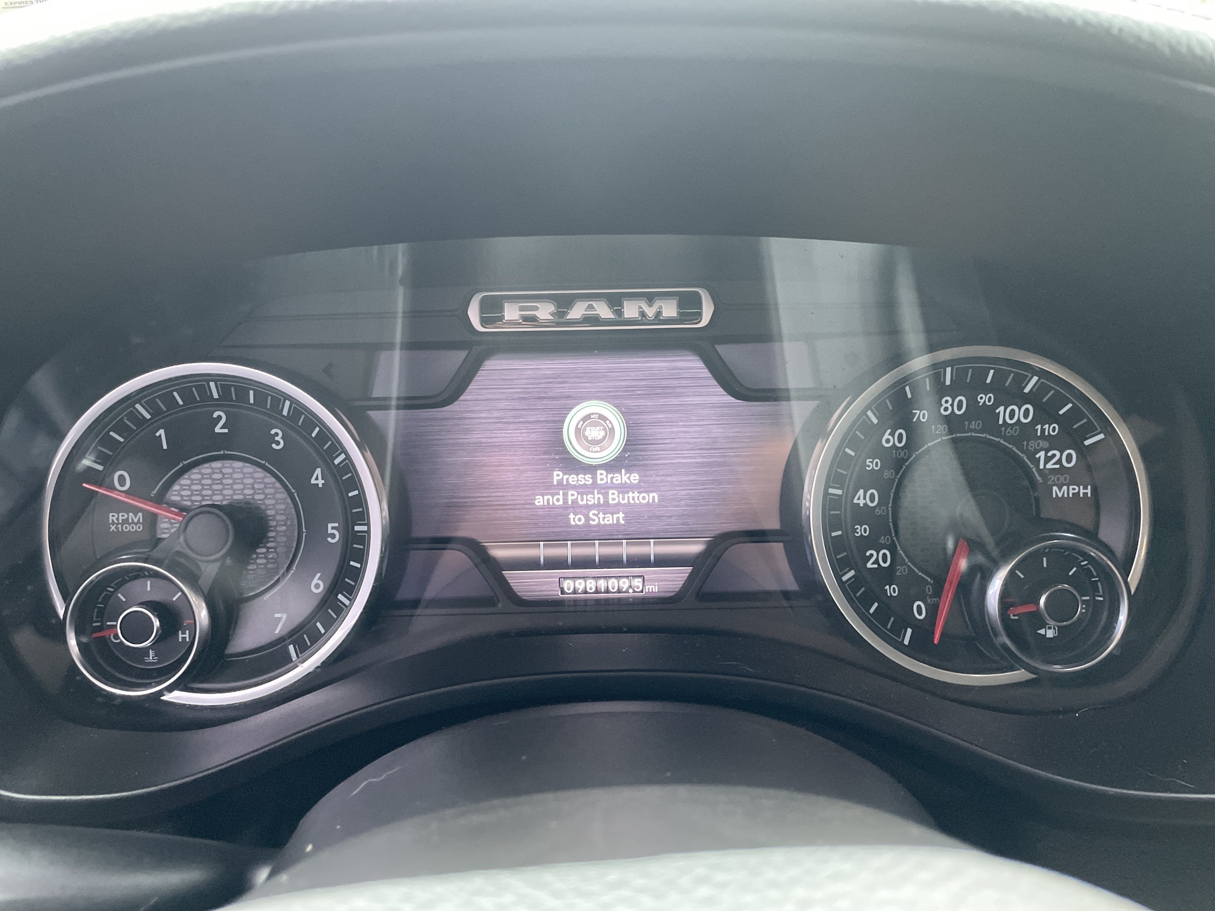 2020 RAM 1500 Laramie Crew Cab 4x4 5'7' Box