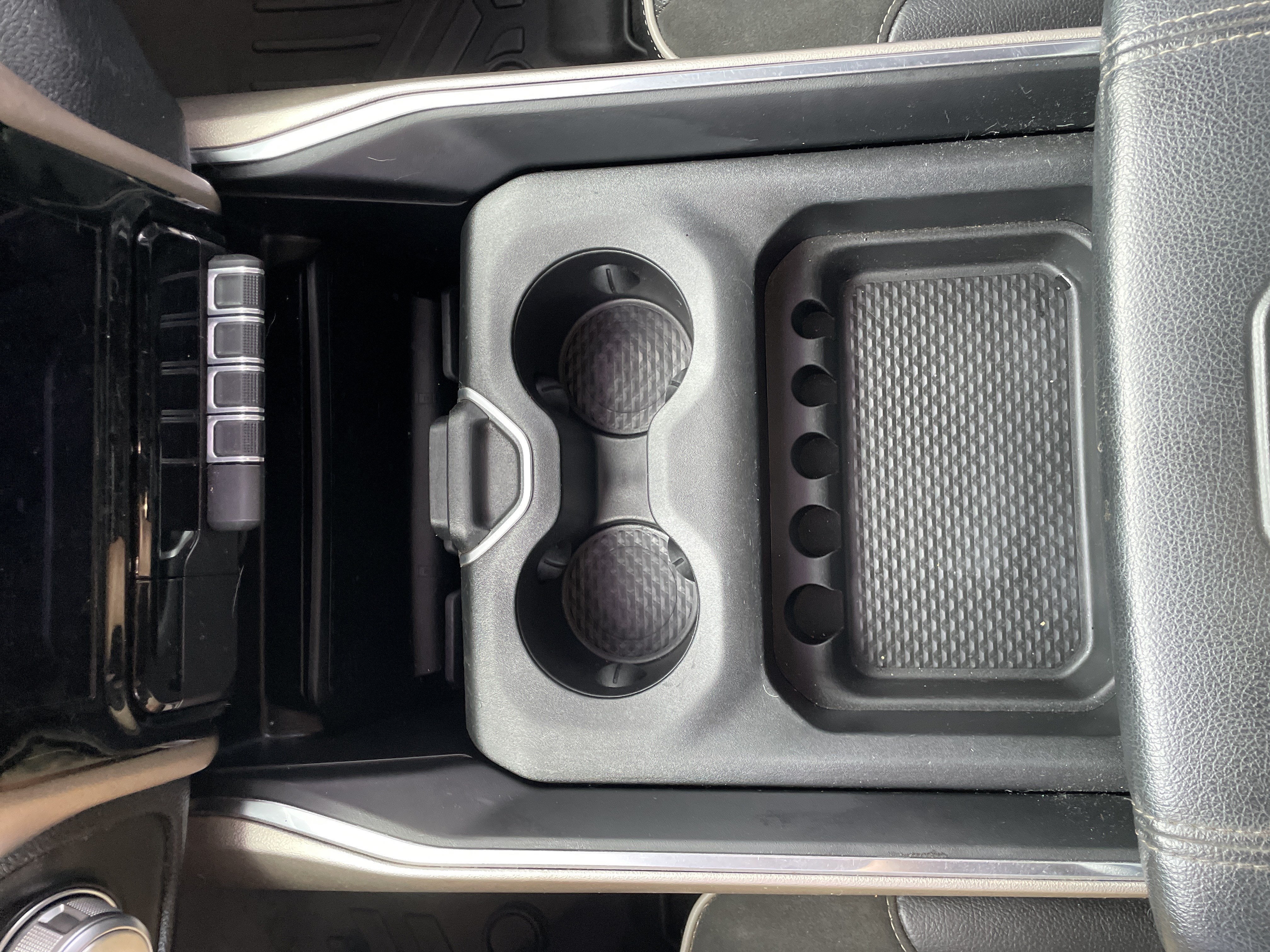 2020 RAM 1500 Laramie Crew Cab 4x4 5'7' Box