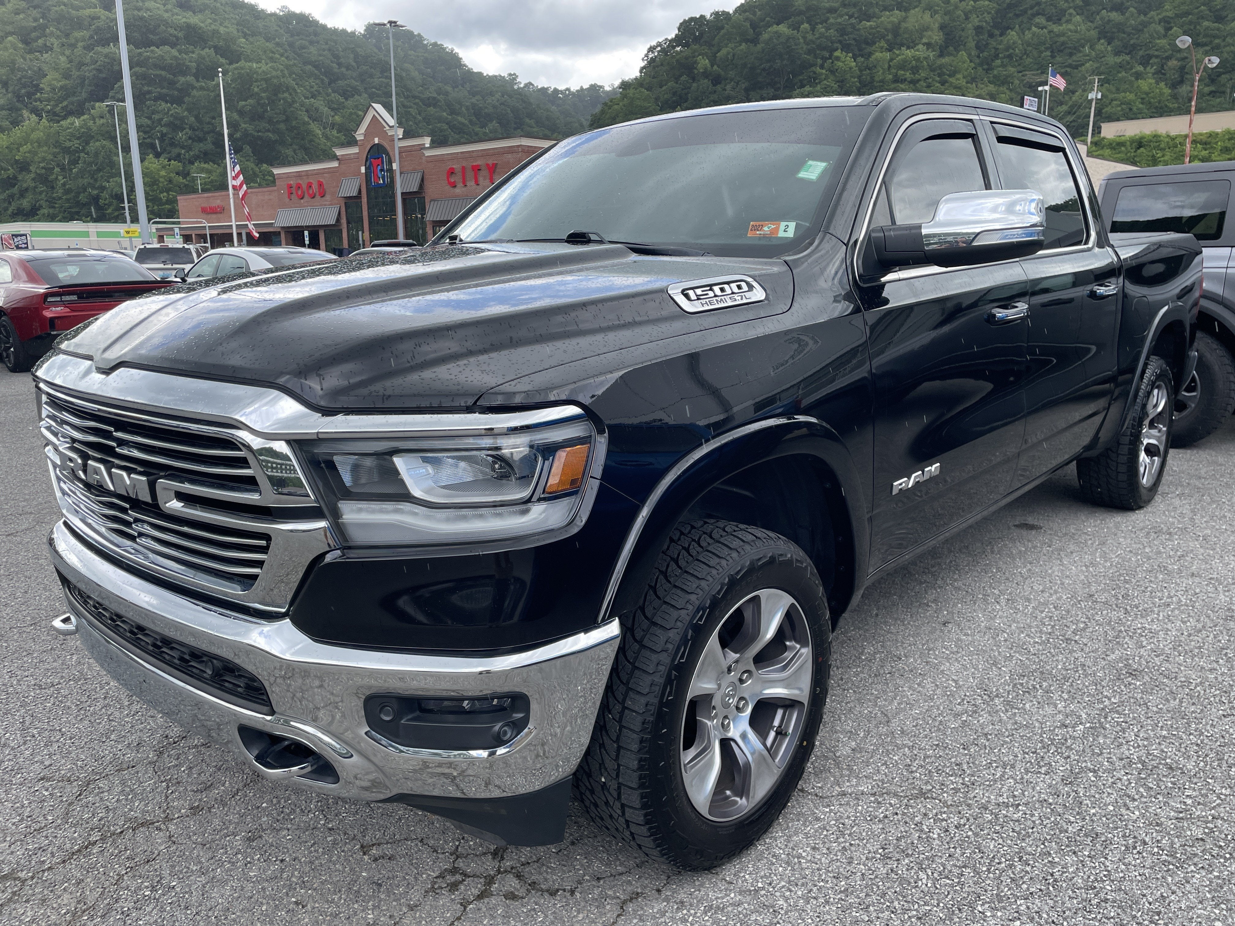 2020 RAM 1500 Laramie Crew Cab 4x4 5'7' Box