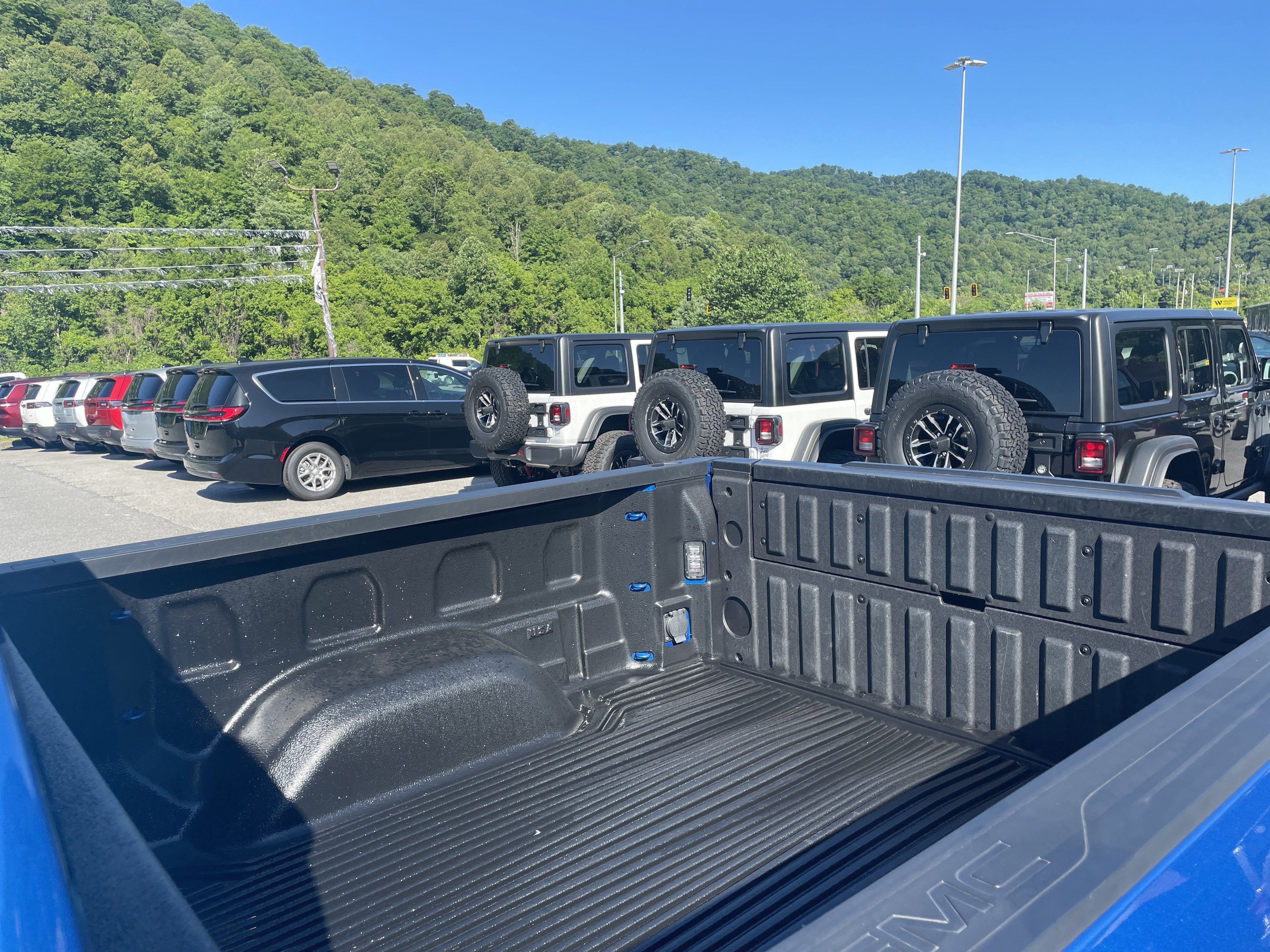 2023 GMC Sierra 1500 4WD Crew Cab Short Box Elevation with 3VL