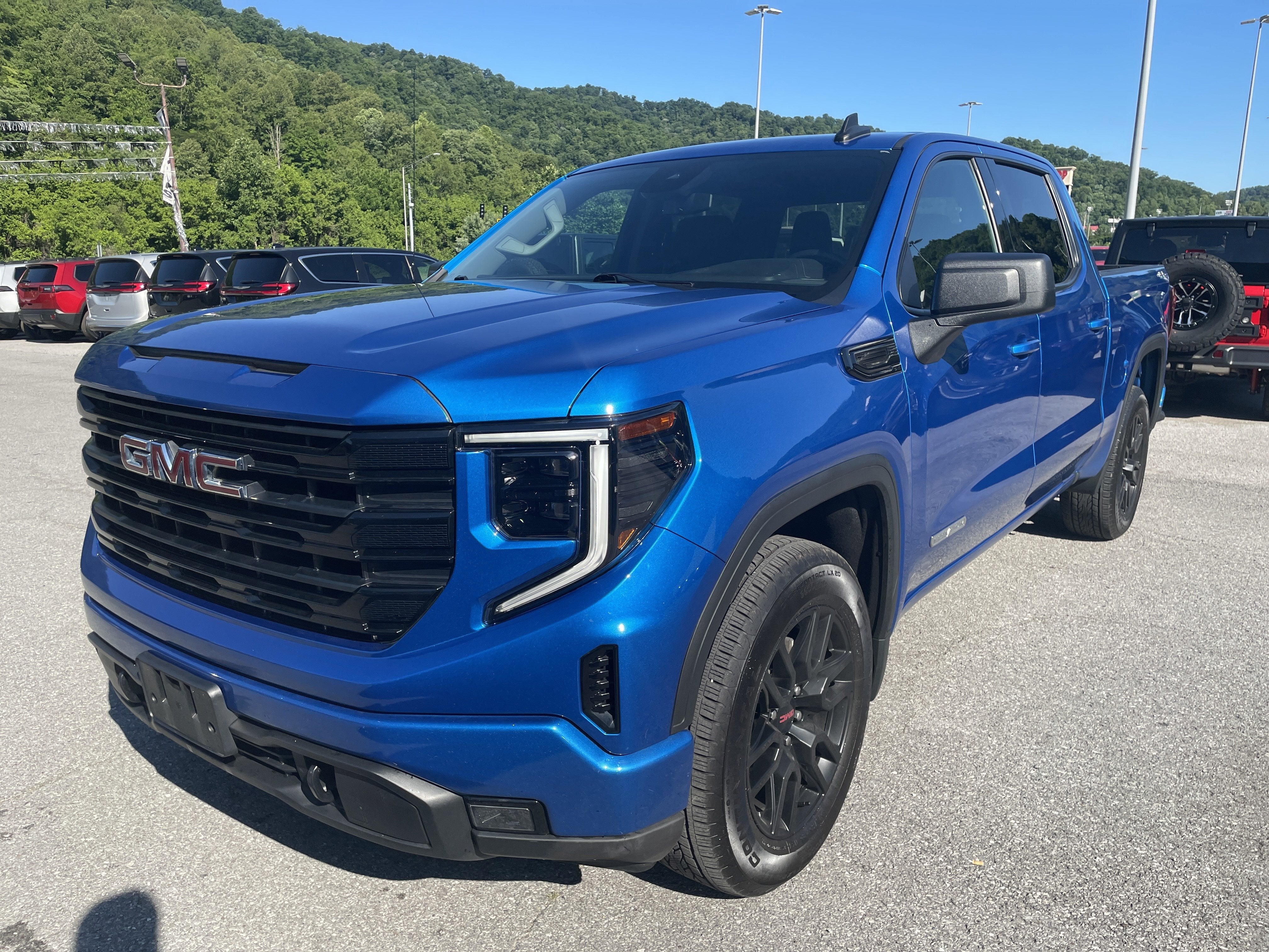 2023 GMC Sierra 1500 4WD Crew Cab Short Box Elevation with 3VL