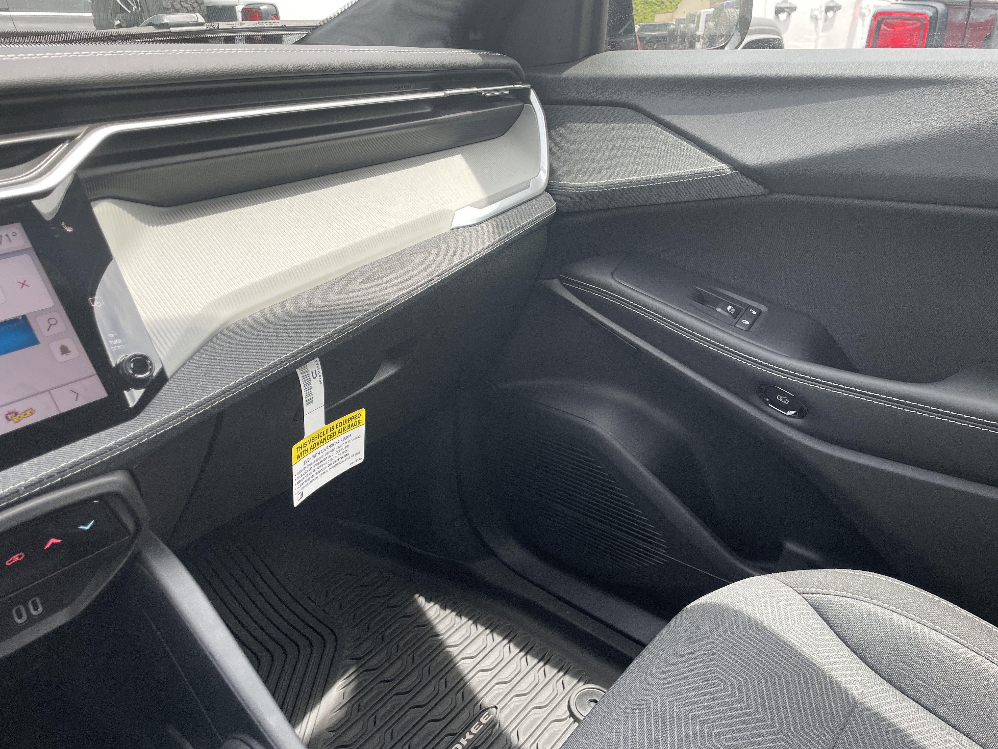 2026 Jeep Cherokee CHEROKEE LAREDO 4X4