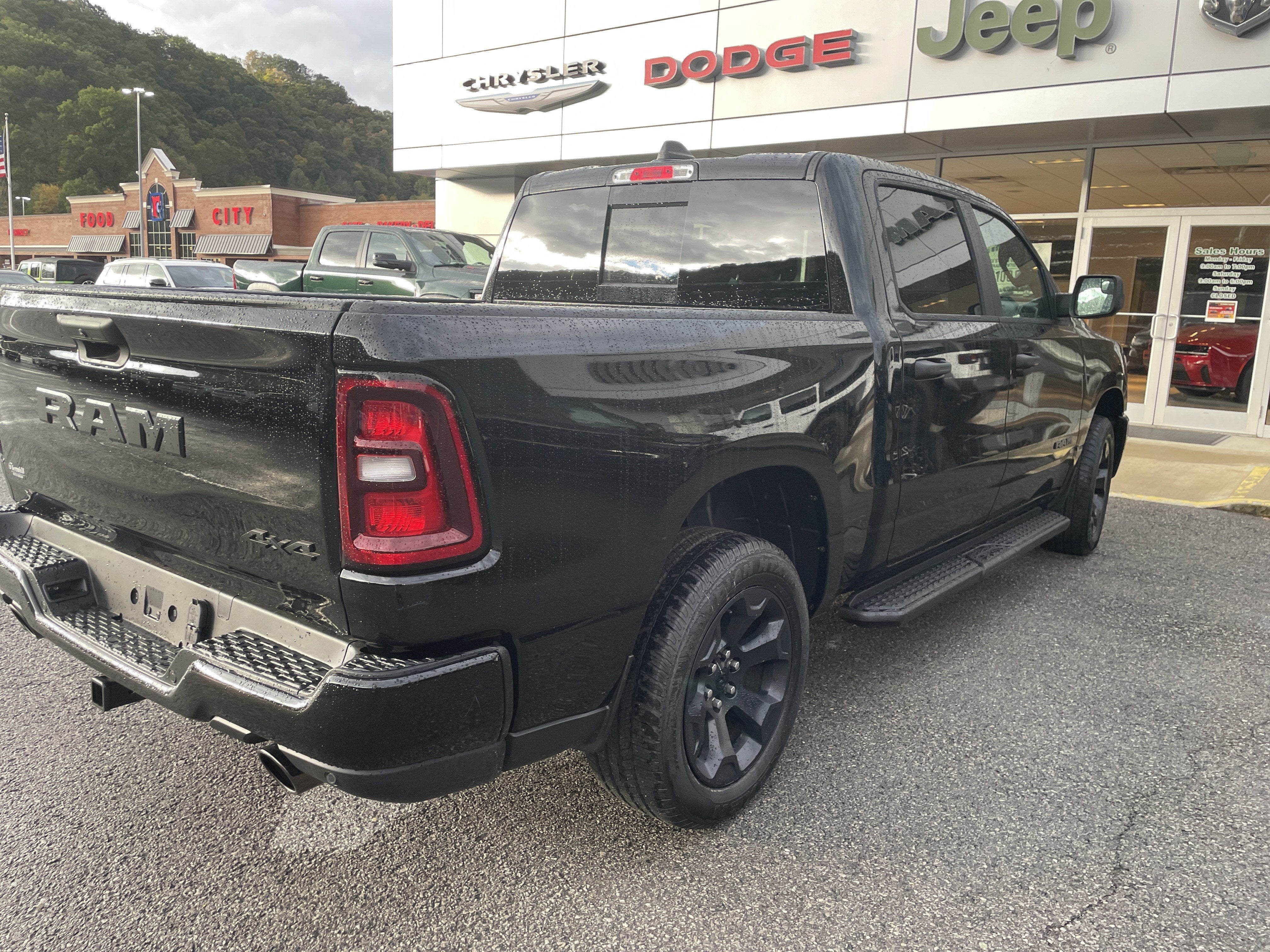 2027 RAM Ram 1500 RAM 1500 EXPRESS CREW CAB 4X4 5'7' BOX