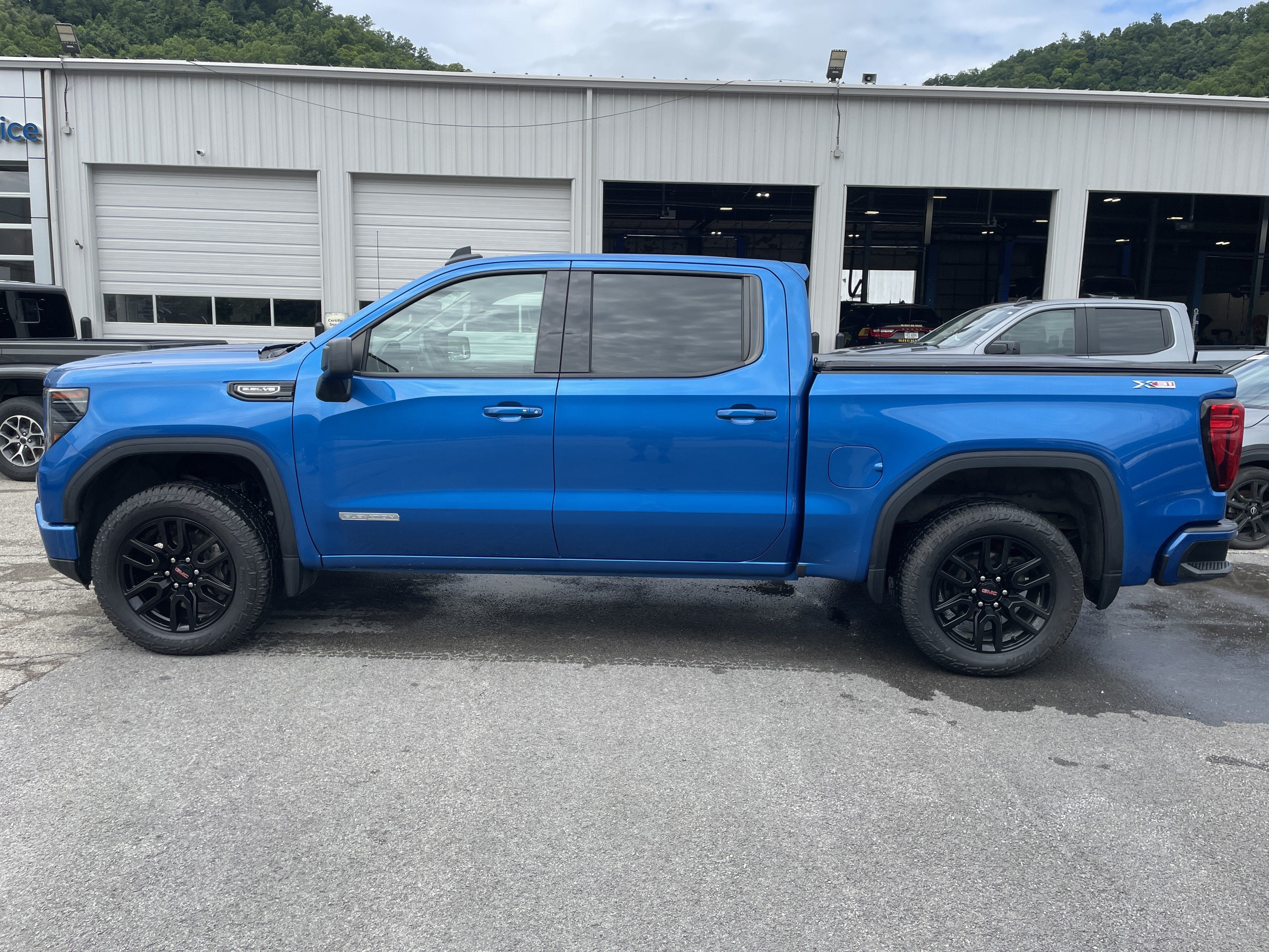2023 GMC Sierra 1500 4WD Crew Cab Short Box Elevation with 3SB